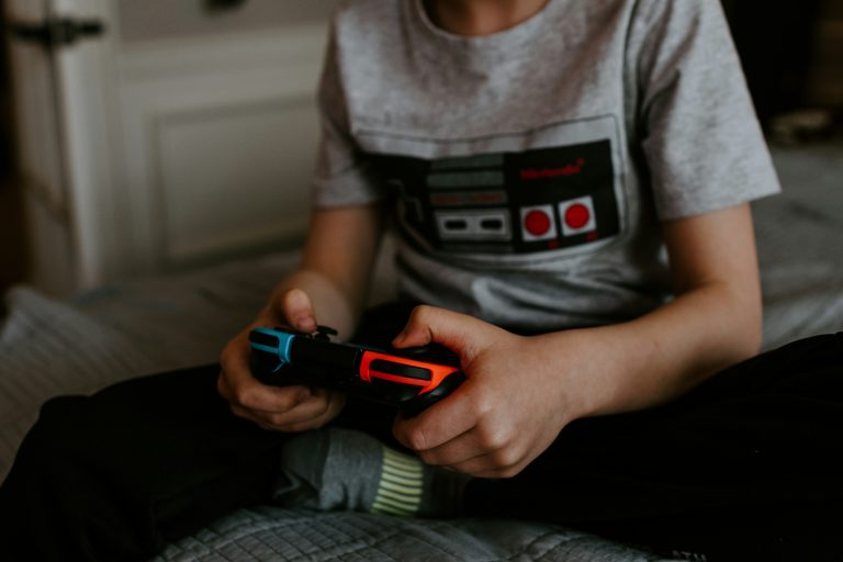 Read more about the article Screen Time and Mental Health: Finding the Right Balance